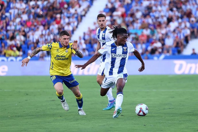 Archivo - Yvan Neyou y Viti durante el Leganés-UD Las Palmas en Butarque de la primera vuelta de LaLiga EA Sports