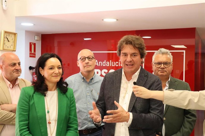 La secretaria general del PSOE de Córdoba, Rafi Crespín, y el secretario de Ciudades y Áreas Metropolitanas del PSOE, Javier Ayala.