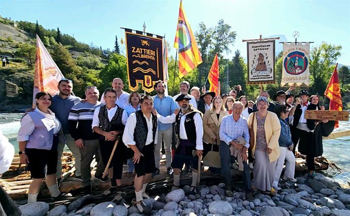 El presidente de la DPH, Isaac Claver, en el centro, la consejera de Educación, Cultura y Deporte, Tomasa Hernández, y el resto de representanets públicos junto a un grupo de nabateros en el Encuentro Internacional de Nabatas celebrado este sábado