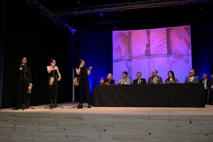 O grupo Tanxugueiras actúa durante o pleno extraordinario da Real Academia Galega, no Centro Cívico Cultural de Malpica de Bergantiños, a 17 de maio de 2025, en Malpica de Bergantiños, A Coruña, Galicia (España). Este pleno extraordinario se celeb