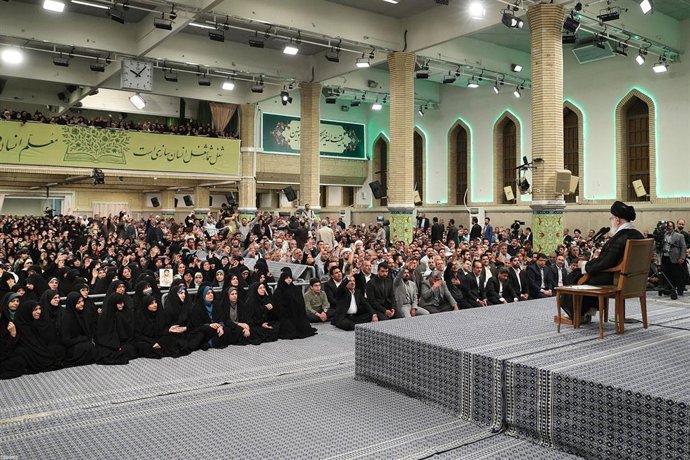 El ayatolá Alí Jamenei ante profesores iraníes durante una ceremonia en Teherán, a  17 de mayo de 2025 