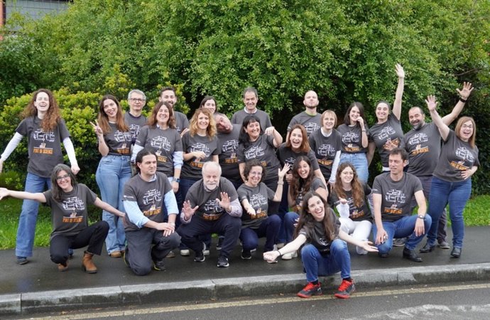Investigadores del IDIVAL posan con la camiseta del festival