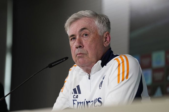 Carlo Ancelotti, técnico do Real Madrid, participa de sua coletiva de imprensa durante o dia de treinamento do Real Madrid antes da partida de futebol contra o RCD Mallorca pela Liga Espanhola, LaLiga EA Sports, na Ciudad Deportiva Real Madrid, em 13 de m