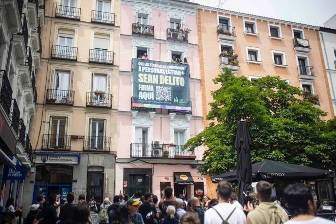 Pancarta para exigir que las terapias de conversión sexual sean delito, en plaza de Chueca, Madrid, el 17 de mayo de 2025.