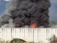 Dan por extinguido el fuego de la nave de gestión de residuos en O Porriño (Pontevedra), de la que colapsó el techo