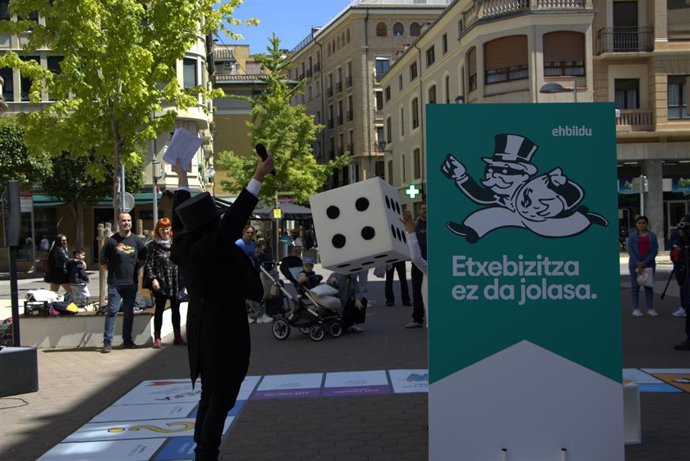 EH Bildu representa un gran Monopoly en Estella para reivindicar el derecho a una vivienda.