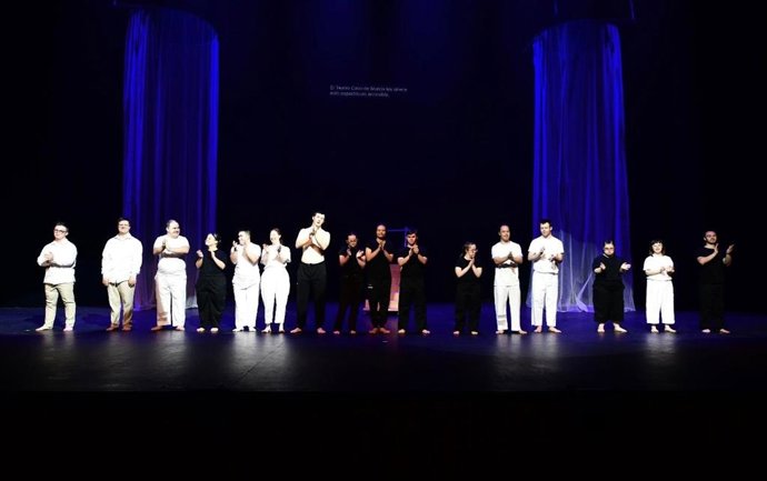 La compañía ASÍ SOMOS, formada por artistas con síndrome de Down y discapacidad intelectual, emociona al público murciano con un espectáculo que reivindica la diversidad desde la danza contemporánea