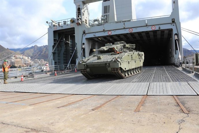 Desembarcan en Santa Cruz de Tenerife los vehículos pesados que se emplearán en el Día de las Fuerzas Armadas 2025
