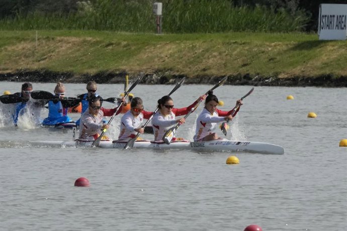 El K4 500 femenino español, integrado por Sara Ouzande, Lucía Val, Estefanía Fernández y Bárbara Pardo, en la Copa del Mundo de esprint olímpico, celebrada en Szeged (Hungría)