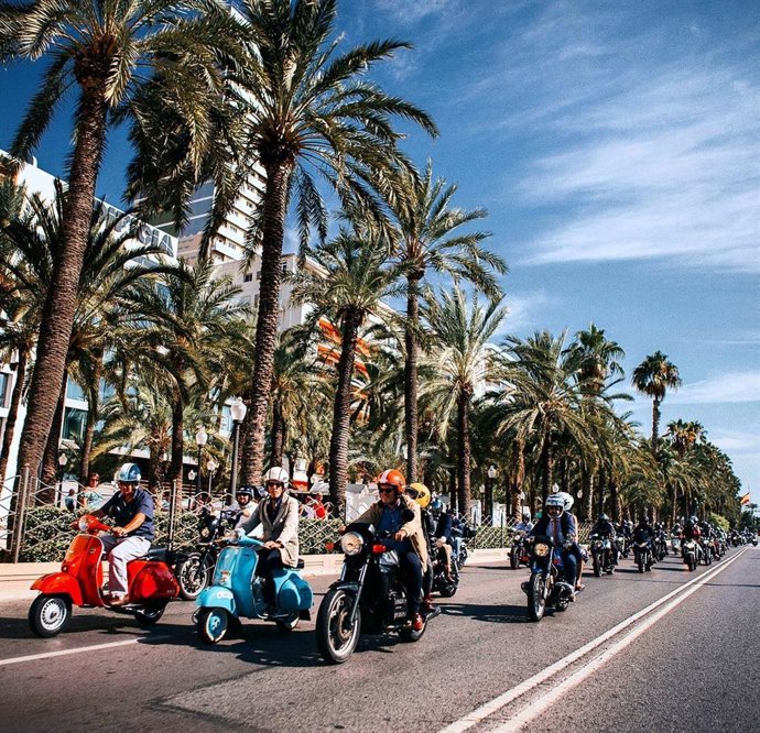 Más de 200 motos clásicas recorrerán Alicante en la solidaria Gentleman's Ride de este domingo