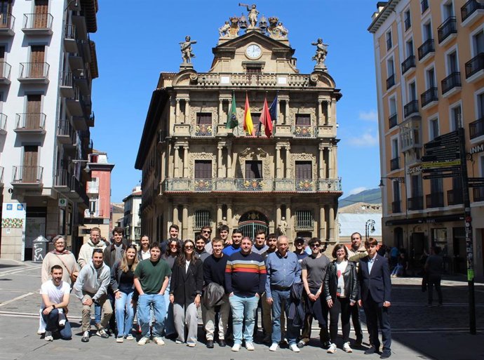 Unai Hualde con representantes de la juventudes del PNV.