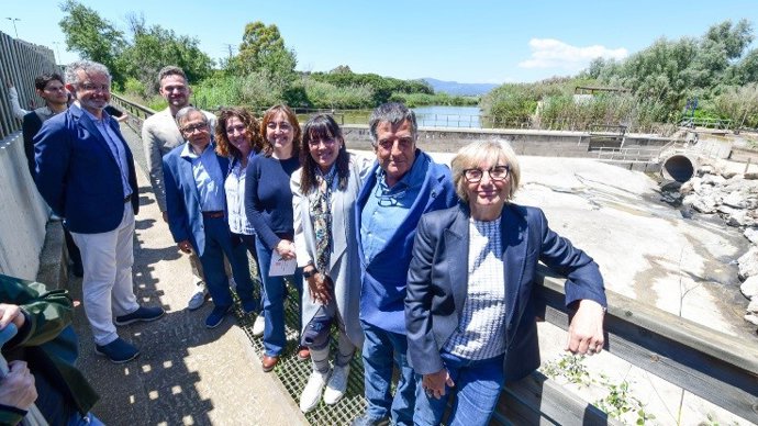 La consellera de Territorio, Vivienda y Transición Ecológica, Sílvia Paneque, durante su visita al estanque de la Murtra