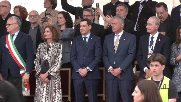 La vicepresidenta primera del Gobierno de España, María Jesús Montero, junto al presidente de la Junta de Andalucía, Juanma Moreno, en el palco presidencial del Jubileo.