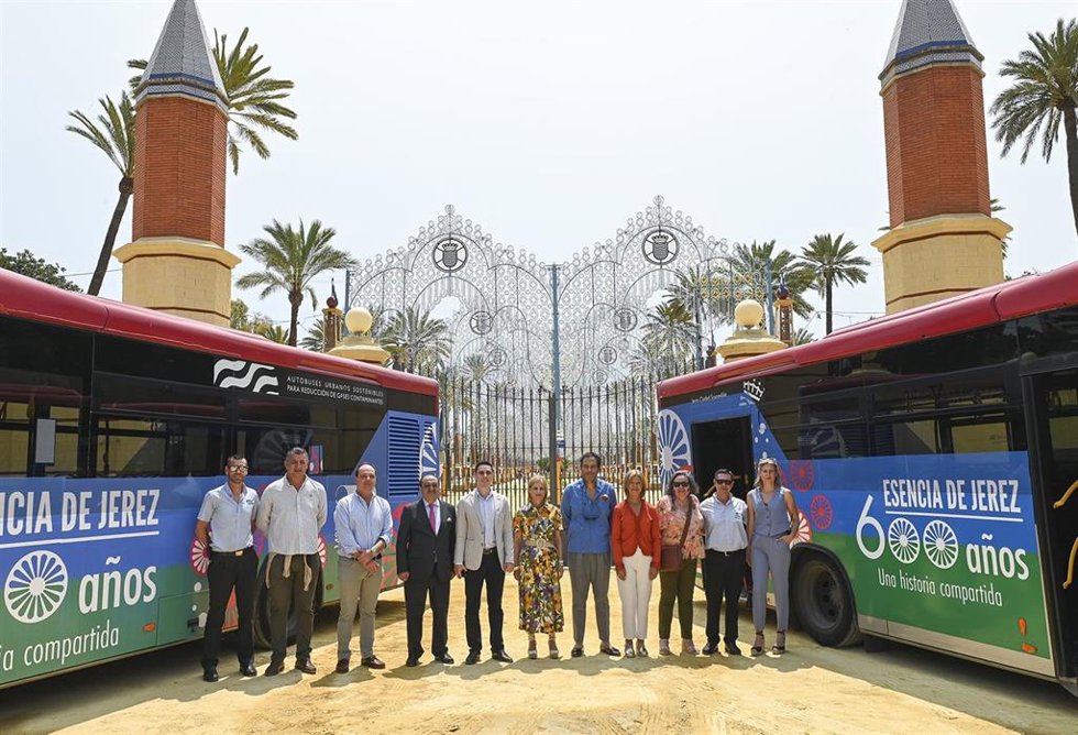 Ayuntamiento de Jerez homenajea al Pueblo Gitano con autobuses del servicio especial de Feria serigrafiados