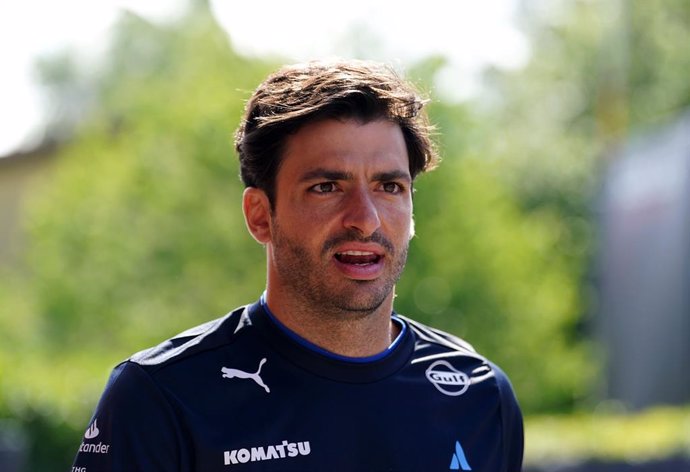 16 May 2025, Italy, Imola: Williams' Carlos Sainz Jr arrives at the Autodromo Internazionale Enzo e Dino Ferrari, commonly known as Imola. Photo: David Davies/PA Wire/dpa