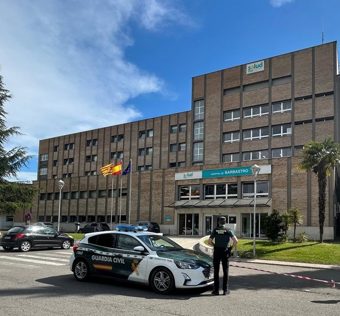 Una patrulla de la Guardia Civil frente al Hospital de Barbastro (Huesca), donde se produjo el hurto denunciado.