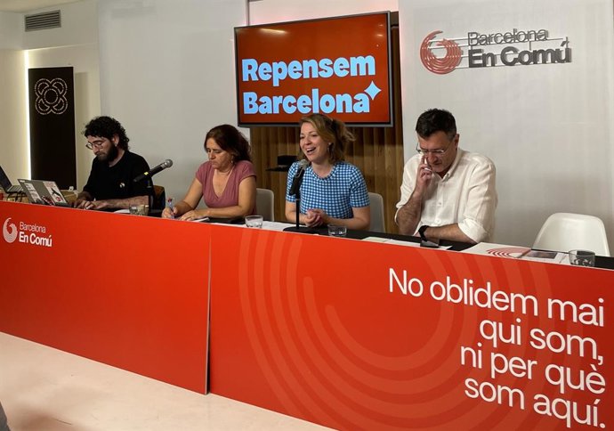 La líder de BComú en el Ayuntamiento de Barcelona, Janet Sanz, y su portavoz, Gemma Tarafa, en el Plenario de BComú