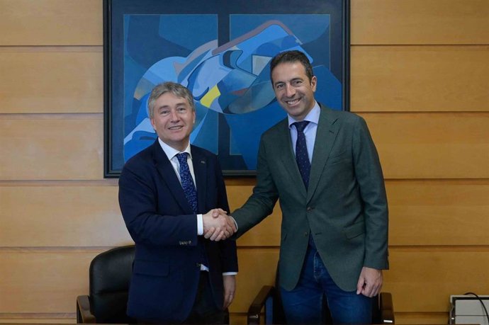 El rector de la Universidade da Coruña (UDC), Ricardo Cao, y el conselleiro do Mar, Alfonso Villares, firman un convenio para implantar el proyecto 'Biorock'.