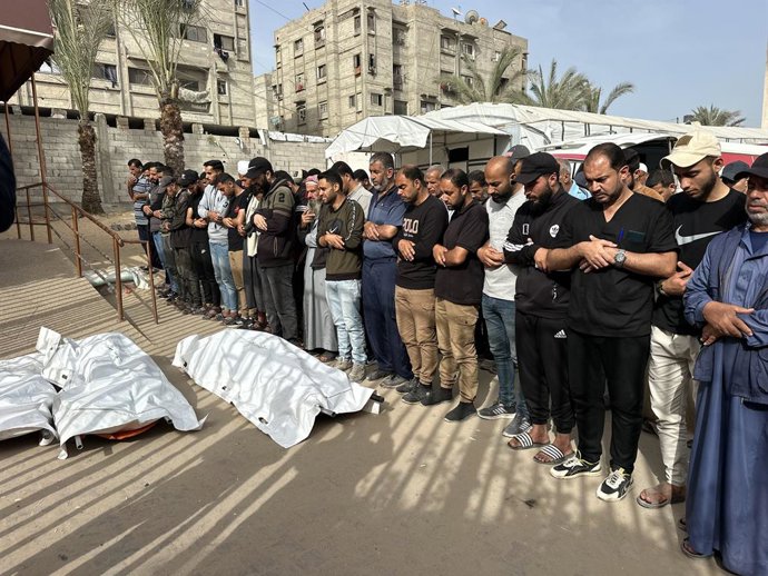 17 de maio de 2025, Khan Yunis, Faixa de Gaza, Território Palestino: Entes queridos e parentes de palestinos que perderam a vida em ataques israelenses a um apartamento residencial na área de Hamad Towers, em Khan Yunis, choram por seus entes falecidos no