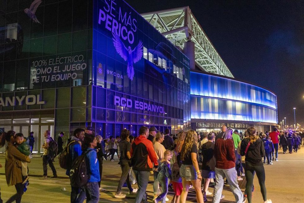Aficionados salen del RCDE Stadium, a 15 de mayo de 2025, en Cornell de Llobregat, Barcelona, Catalunya (España). Los Mossos d'Esquadra han detenido a la conductora del atropello accidental en el exterior del RCDE Stadium antes de jugarse el derby entr