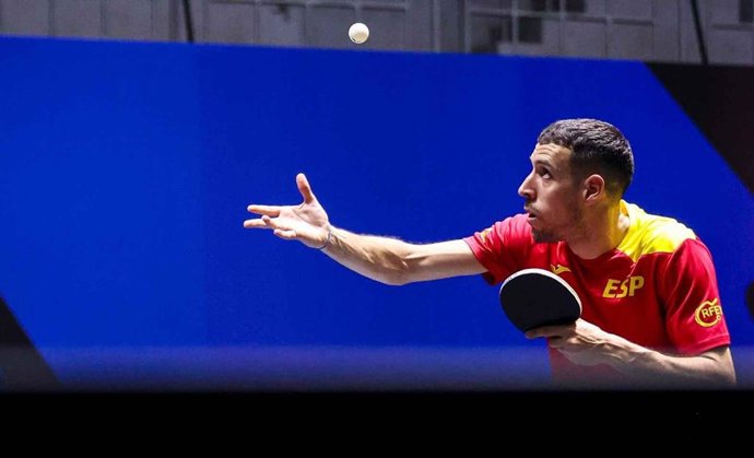 El tenismesista español Álvaro Robles, durante un partido.