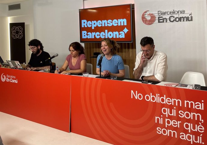 La líder de BComú a l'Ajuntament de Barcelona, Janet Sanz, i la seva portaveu, Gemma Tarafa, al Plenari de BComú