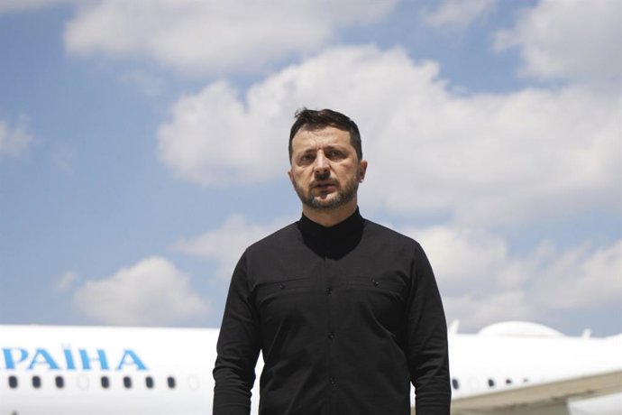 15 de maio de 2025, Ancara, Turquia: O presidente ucraniano, Volodymyr Zelenskyy, ouve uma pergunta durante uma coletiva de imprensa improvisada após chegar ao Aeroporto Esenboga de Ancara, em 15 de maio de 2025, em Ancara, Turquia. Zelenskyy chegou para 