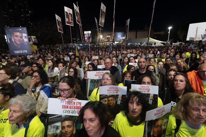 3 de maio de 2025, Tel Aviv, Israel: Manifestantes seguram cartazes que expressam sua opinião durante a manifestação. As pessoas se manifestam contra o governo de Israel e exigem um acordo com os reféns. Entre os participantes do comício na Praça dos Refé