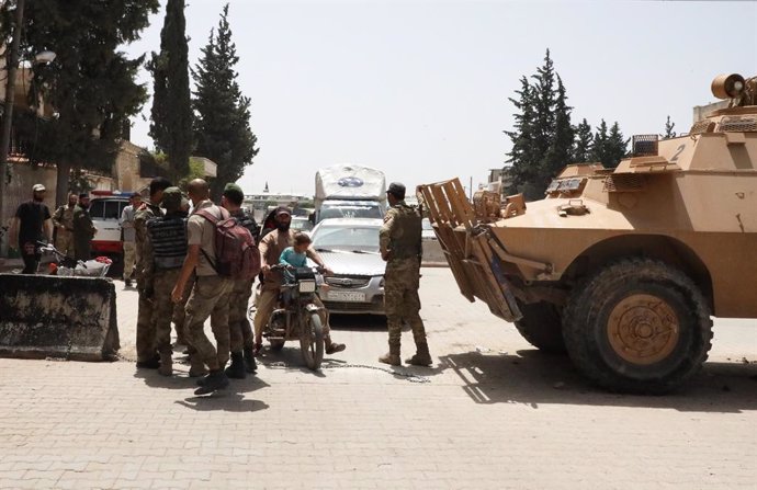 Archivo - May 18, 2020, Aleppo, Aleppo, Syrian Arab Republic: Syrian members of the Police and general security, search cars as they secure the area, at the entrance to the market in Azaz city, north of Aleppo, Syria, May 18, 2020