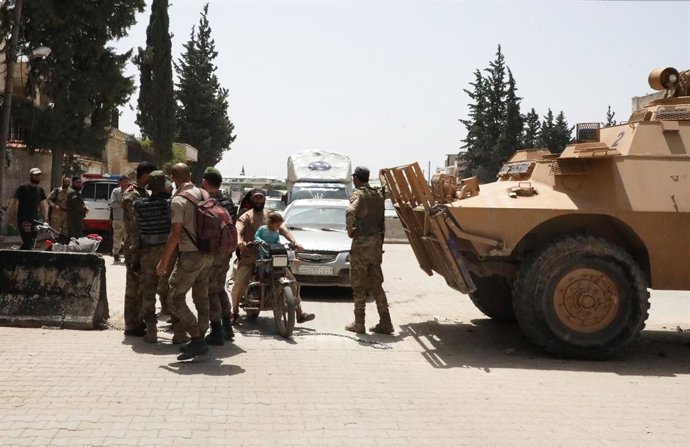 Archivo - Arquivo - 18 de maio de 2020, Aleppo, Aleppo, República Árabe da Síria: Membros sírios da polícia e da segurança geral revistam carros enquanto protegem a área, na entrada do mercado na cidade de Azaz, ao norte de Aleppo, na Síria, em 18 de maio