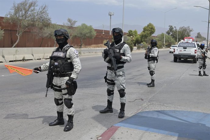 Archivo - Arquivo - 13 de agosto de 2022, Tijuana, Baja California, México: Um comboio de trezentas tropas militares se juntou aos elementos da Guarda Nacional do México no Aeroporto Internacional de Tijuana, a poucos passos da fronteira entre os EUA e o 