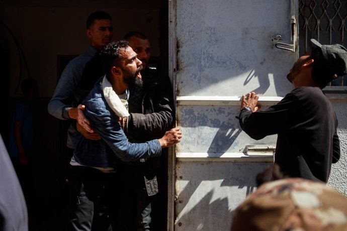 7 de maio de 2025, Gaza, Palestina: (int) famílias se despedem de seus filhos mortos no massacre israelense de hoje no mercado de rua de al-wehda, no oeste da cidade de gaza. 07 de maio de 2025, gaza, palestina: famílias se despedem de seus filhos mortos 