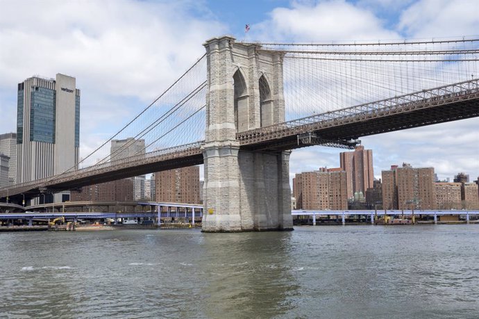 Archivo - April 13, 2025, New York, United States: General view of the Brooklyn Bridge over the East River in New York City.