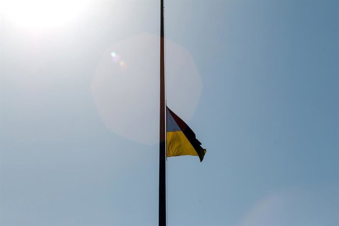 25 de abril de 2025, Kiev, Ucrânia: A bandeira nacional da Ucrânia é hasteada a meio mastro em Maidan Nezalezhnosti para homenagear as vítimas do ataque maciço de mísseis e drones russos na noite de 24 de abril, em Kiev, Ucrânia, em 25 de abril de 2025.
