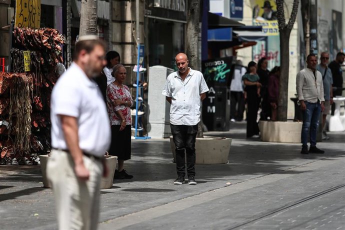 Personas paseando en una calle de Jerusalén