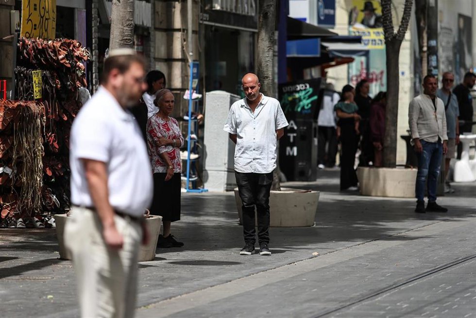 Personas paseando en una calle de Jerusalén