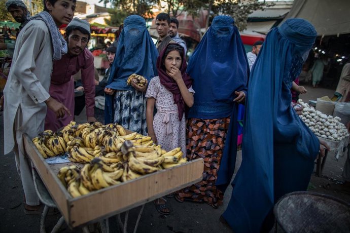 Archivo - Mujeres afganas en un mercado de Kunduz, Afganistán.
