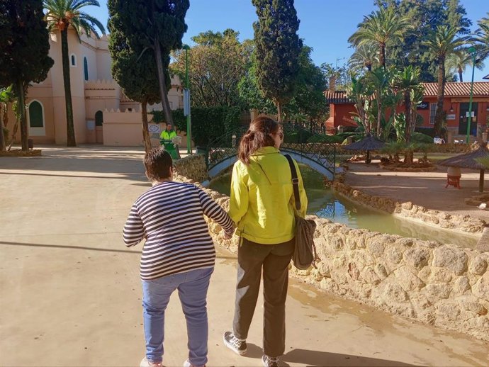 Una voluntaria acompaña a una persona dependiente.