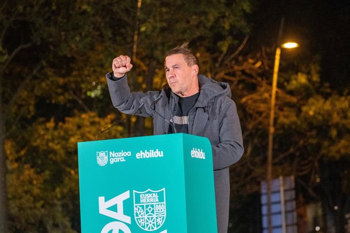 Archivo - Arquivo - O coordenador geral do EH Bildu, Arnaldo Otegi, fala durante a manifestação do EH Bildu, de La Casilla à praça Zalburu, em 23 de novembro de 2024, em Bilbao, Biscaia, País Basco (Espanha). O EH Bildu convocou esse protesto com