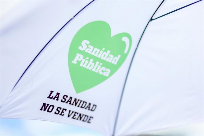 Archivo - Un paraguas durante una manifestación para defender la sanidad pública