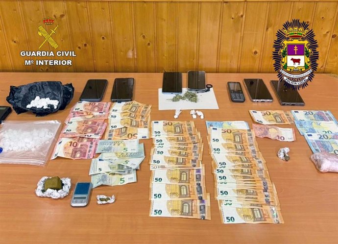 Se han incautado 40 gramos de cocaína, 116 gramos de metanfetaminas y 88 gramos de hachís, además de útiles para su manufactura y 2.000 euros