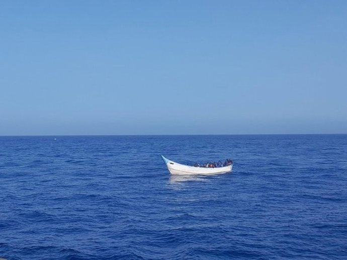 Archivo - Cayuco rescatado en aguas cercanas a Gran Canaria