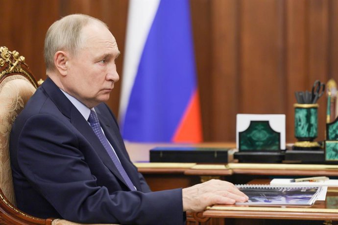 RÚSSIA, MOSCOU - 15 DE MAIO DE 2025: O presidente da Rússia, Vladimir Putin, durante uma reunião com o presidente do conselho do Promsvyazbank, Pyotr Fradkov, no Kremlin de Moscou