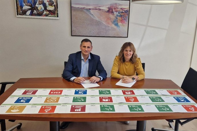 El director territorial de LABORAL Kutxa y la directora general de Inclusión y Protección Social, Inés Jiménez.