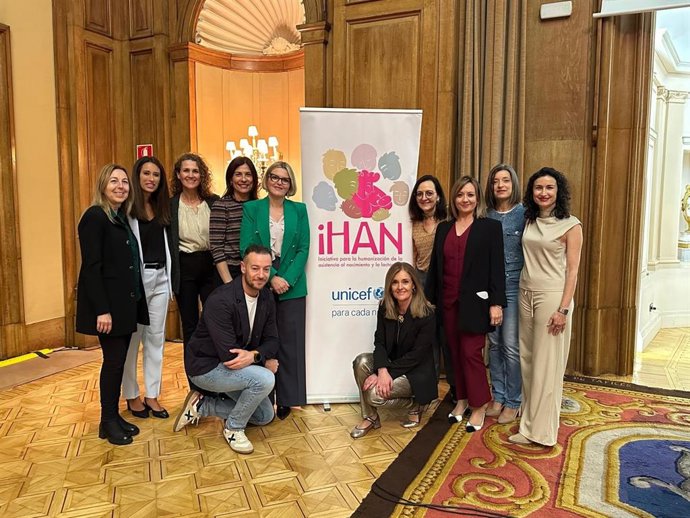 La directora general de Atención Primaria y presidenta de la Comisión Regional de Lactancia Materna, Josefa Marín (c), recogió el galardón junto al resto de la Comisión en el Instituto Nacional de Gestión Sanitaria, en Madrid.