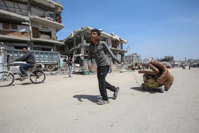 16 de maio de 2025, Jabalia, Faixa de Gaza, Território Palestino: Palestinos carregam seus pertences enquanto fogem da Cidade de Gaza em 16 de maio de 2025. A agência de defesa civil de Gaza disse em 16 de maio que 50 pessoas foram mortas em ataques israe