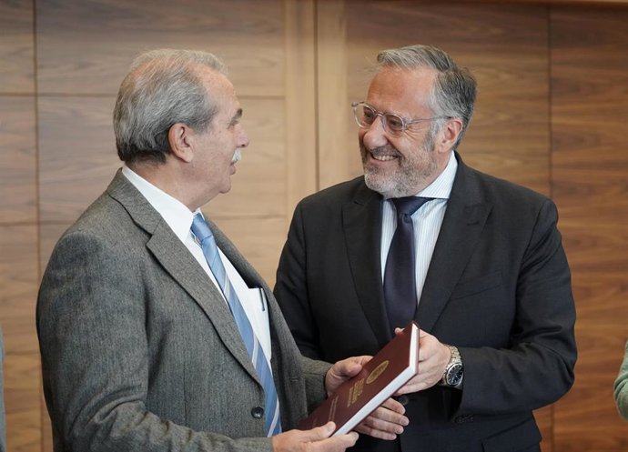 El presidente de las Cortes de Castilla y León, Carlos Pollán, ha recibido este jueves en su despacho al presidente del Consejo Consultivo, Agustín Sanchez de Vega, quien le ha hecho entrega de la Memoria de la institución correspondiente a 2024