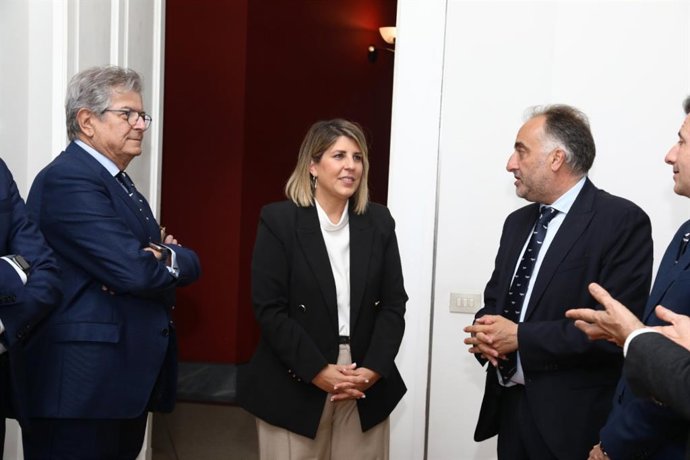 La alcaldesa con el presidente de REAF y al Decano del Colegio de Economistas de la Región de Murcia