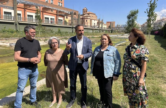 El portavoz socialista en el Ayuntamiento de Málaga, Daniel Pérez, en una visita a su cauce en el distrito Centro.