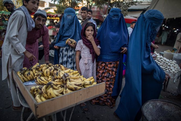Archivo - Dones afganeses en un mercat de Kunduz (Afganistan)